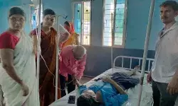 भीषण गर्मी के बावजूद खोले गए स्कूल की 14 छात्राएं हुई बेहोश- मचा हड़कंप भीषण गर्मी के बावजूद खोले गए स्कूल की 14 छात्राएं हुई बेहोश- मचा हड़कंप