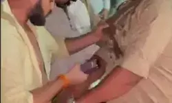 गुंडई रोकने पहुंचे दरोगा का दबंगों ने पकड़ी गर्दन- लगाई जमकर मार गुंडई रोकने पहुंचे दरोगा का दबंगों ने पकड़ी गर्दन- लगाई जमकर मार