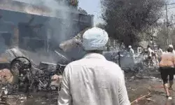 दुकान के भीतर हुए ब्लास्ट की चपेट में आकर बाप बेटा समेत 3 झुलसे दुकान के भीतर हुए ब्लास्ट की चपेट में आकर बाप बेटा समेत 3 झुलसे