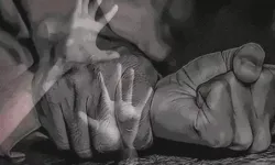 लद्दाख में तैनात सेना के जवान की पत्नी से गैंगरेप- चार लड़कों ने की... लद्दाख में तैनात सेना के जवान की पत्नी से गैंगरेप- चार लड़कों ने की...