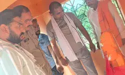 असामाजिक तत्वों की घिनौनी करतूत- मंदिर एवं प्रतिमा पर खून के छींटें