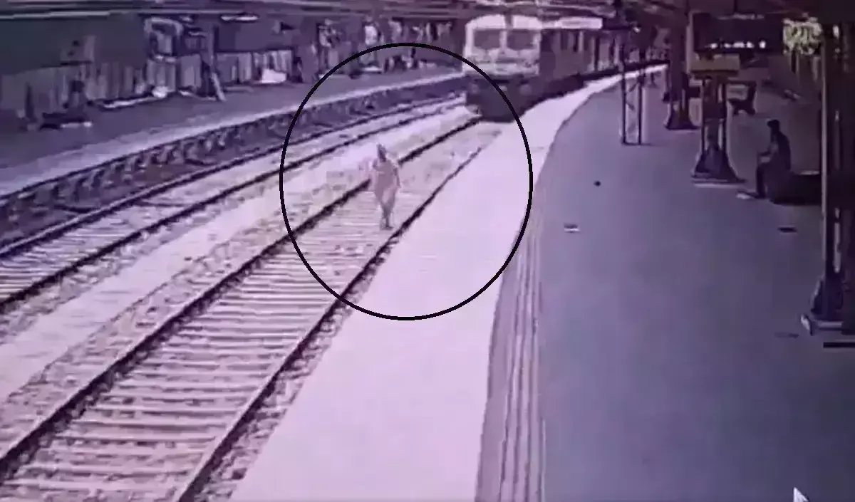 महिला ने ट्रेन के सामने छलांग लगाकर आत्महत्या का किया प्रयास महिला ने ट्रेन के सामने छलांग लगाकर आत्महत्या का किया प्रयास