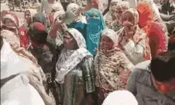 बिजली कट को लेकर पब्लिक में उबाल- बिजली घरों पर हंगामा नारेबाजी बिजली कट को लेकर पब्लिक में उबाल- बिजली घरों पर हंगामा नारेबाजी