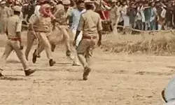 अखिलेश की सभा में फिर बेरिकेडिंग लांघकर दौड़ा युवक- पुलिस ने.... अखिलेश की सभा में फिर बेरिकेडिंग लांघकर दौड़ा युवक- पुलिस ने....