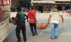 उपभोक्ताओं को मिला वोटिंग का तोहफा- एलपीजी सिलेंडर हुआ सस्ता उपभोक्ताओं को मिला वोटिंग का तोहफा- एलपीजी सिलेंडर हुआ सस्ता