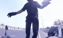 हाईवे पर मौत का स्टंट- स्पाइडरमैन ने बाइक पर खड़े होकर भरी उड़ान हाईवे पर मौत का स्टंट- स्पाइडरमैन ने बाइक पर खड़े होकर भरी उड़ान