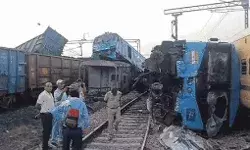 2 मालगाड़ियों की टक्कर में पैसेंजर ट्रेन चपेट में आई- एक दूसरे पर चढ़ी ट्रेन