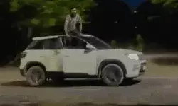 चलती कार की खिड़की पर खड़े होकर स्टंट-कटा चालान तो उतरा रील का खुमार चलती कार की खिड़की पर खड़े होकर स्टंट-कटा चालान तो उतरा रील का खुमार