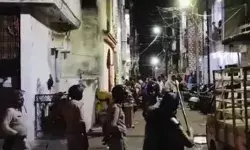 वर्चस्व की जंग में दो पक्षों में पथराव- कई गाड़ियां जलाई- पुलिस ने... वर्चस्व की जंग में दो पक्षों में पथराव- कई गाड़ियां जलाई- पुलिस ने...