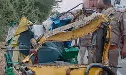 ट्रैक्टर ट्रॉली की टक्कर से उड़े ऑटो के परखच्चे- पिता बेटी बेटा की मौत ट्रैक्टर ट्रॉली की टक्कर से उड़े ऑटो के परखच्चे- पिता बेटी बेटा की मौत