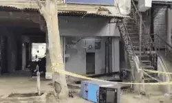 पुलिस चौकी से चंद कदम दूर बदमाशों ने SBI का एटीएम उखाडा