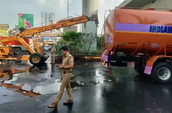 रील बना रहे युवकों की करतूत से केमिकल से भरा टैंकर पलटा- मेट्रो....