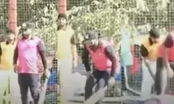 क्रिकेट मैच के दौरान शॉट लगाते ही जमीन पर गिरा खिलाड़ी और फिर.... क्रिकेट मैच के दौरान शॉट लगाते ही जमीन पर गिरा खिलाड़ी और फिर....