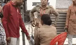 गर्मी में बेहाल होकर धड़ाम से जमीन पर गिरी महिला कांस्टेबल गर्मी में बेहाल होकर धड़ाम से जमीन पर गिरी महिला कांस्टेबल