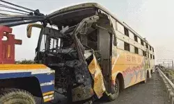 दिल्ली मेरठ एक्सप्रेस वे पर खड़े ट्रक में घुसी तीर्थ यात्रियों की बस