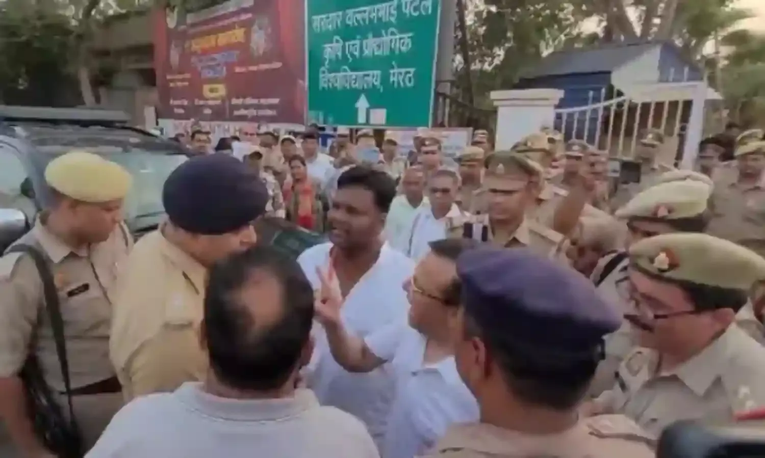BJP नेता ने दिखाई सत्ता की हनक- एसपी को धमकाया बीच सड़क