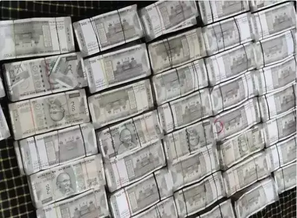 बॉर्डर पर तस्कर से मिला नोटों का जखीरा- बीएसएफ ने की धरपकड़ बॉर्डर पर तस्कर से मिला नोटों का जखीरा- बीएसएफ ने की धरपकड़