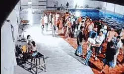 बच्चों के साथ स्विमिंग पूल पर नहाने गए युवक का गोलियों से भूनकर मर्डर बच्चों के साथ स्विमिंग पूल पर नहाने गए युवक का गोलियों से भूनकर मर्डर