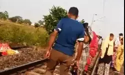 परिवार समेत ट्रेन के आगे कूदा रेलकर्मी- पारिवारिक विवाद बनी वजह परिवार समेत ट्रेन के आगे कूदा रेलकर्मी- पारिवारिक विवाद बनी वजह