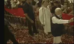 राष्ट्रपति भवन पहुंचे प्रधानमंत्री- दे सकते हैं सरकार का इस्तीफा राष्ट्रपति भवन पहुंचे प्रधानमंत्री- दे सकते हैं सरकार का इस्तीफा