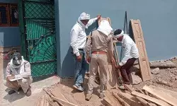 पड़ा पुलिस का छापा- घरों ने उगली बेशकीमती सागौन की लकड़ी पड़ा पुलिस का छापा- घरों ने उगली बेशकीमती सागौन की लकड़ी