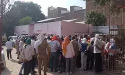 सड़क निर्माण के दौरान हादसा- डंपर की चपेट में आने से दो मजदूरों की मौत