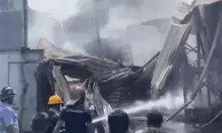 फैक्ट्री में लगी आग से आसपास के लोगों में हड़कंप- फायर ब्रिगेड की 9... फैक्ट्री में लगी आग से आसपास के लोगों में हड़कंप- फायर ब्रिगेड की 9...