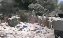 अतिक्रमण हटवाने पहुंची पुलिस और नगर निगम टीम पर पथराव- पांच घायल अतिक्रमण हटवाने पहुंची पुलिस और नगर निगम टीम पर पथराव- पांच घायल