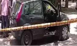 कनॉट प्लेस इलाके में खड़ी गाड़ी के भीतर से युवक का शव मिलने से हड़कंप कनॉट प्लेस इलाके में खड़ी गाड़ी के भीतर से युवक का शव मिलने से हड़कंप