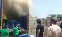 सड़क पर खड़ा केमिकल भरा कैंटर बना आग का गोला- आसमान काले धुएं...