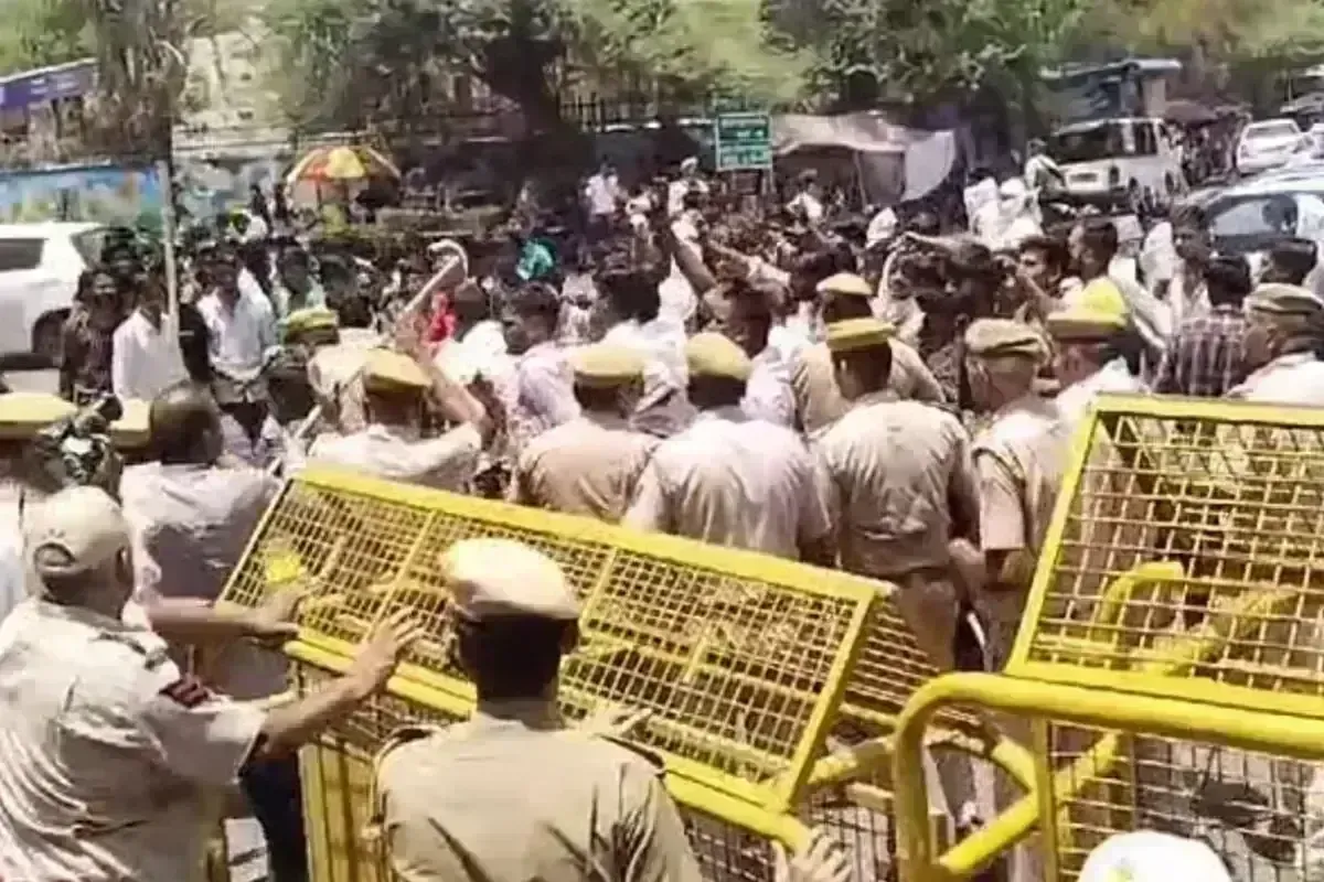 छात्रा से दुष्कर्म के मामले में छात्रों ने प्रदर्शन कर दिया ज्ञापन छात्रा से दुष्कर्म के मामले में छात्रों ने प्रदर्शन कर दिया ज्ञापन