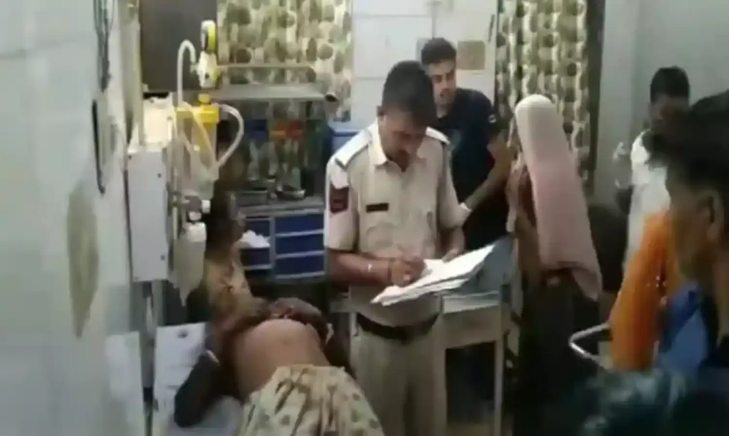 नेशनल हाईवे पर तीर्थ यात्रियों से भरी बस पलटी- मची चीख पुकार- 17 जख्मी