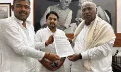 गहमागहमी जारी- निर्दलीय सांसद ने किया कांग्रेस को समर्थन देने का ऐलान गहमागहमी जारी- निर्दलीय सांसद ने किया कांग्रेस को समर्थन देने का ऐलान