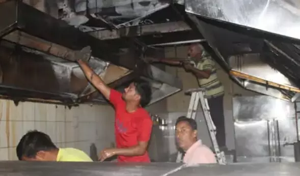 होटल के किचन में लगी आग- आसपास के लोगों में फैली दहशत होटल के किचन में लगी आग- आसपास के लोगों में फैली दहशत