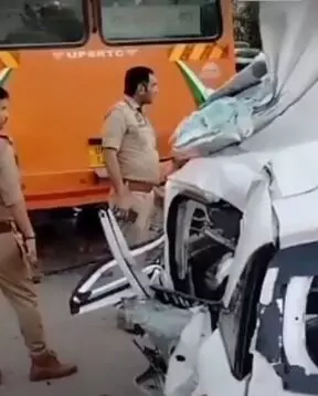 दिल्ली देहरादून हाईवे पर खड़ी रोडवेज बस में घुसी तेज रफ्तार कार दिल्ली देहरादून हाईवे पर खड़ी रोडवेज बस में घुसी तेज रफ्तार कार
