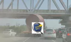 फ्रेट कॉरिडोर ब्रिज के नीचे फंसा ओवरलोड ट्रक- नेशनल हाईवे पर लगा जाम फ्रेट कॉरिडोर ब्रिज के नीचे फंसा ओवरलोड ट्रक- नेशनल हाईवे पर लगा जाम