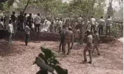 पीट पीटकर मौलाना का मर्डर- पुलिस पर गुसाये ग्रामीणों का पथराव- PAC....