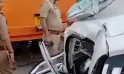 दिल्ली देहरादून हाईवे पर खड़ी रोडवेज बस में घुसी तेज रफ्तार कार