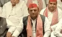 36 सांसदों की मीटिंग के बाद अखिलेश का ऐलान- इस सीट से देंगे इस्तीफा 36 सांसदों की मीटिंग के बाद अखिलेश का ऐलान- इस सीट से देंगे इस्तीफा