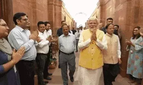 पीएम ने संभाला कामकाज- किये पहली फाइल पर साइन