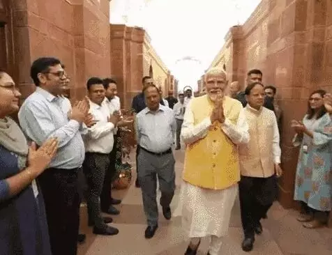 पीएम ने संभाला कामकाज- किये पहली फाइल पर साइन पीएम ने संभाला कामकाज- किये पहली फाइल पर साइन