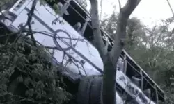 वैष्णो देवी जा रही बस पर आतंकियों का हमला- खाई में गिरी बस वैष्णो देवी जा रही बस पर आतंकियों का हमला- खाई में गिरी बस