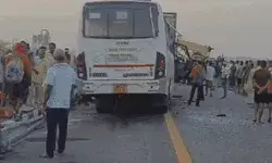 एक्सप्रेस वे पर हादसा- श्रद्धालुओं से भरी बस डंपर से भिड़ी- तीन की मौत एक्सप्रेस वे पर हादसा- श्रद्धालुओं से भरी बस डंपर से भिड़ी- तीन की मौत
