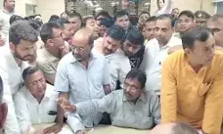 34 साल पुरानी दुकान पर चला MDA का बुलडोजर- हंगामा होने पर VC बैकफुट पर 34 साल पुरानी दुकान पर चला MDA का बुलडोजर- हंगामा होने पर VC बैकफुट पर