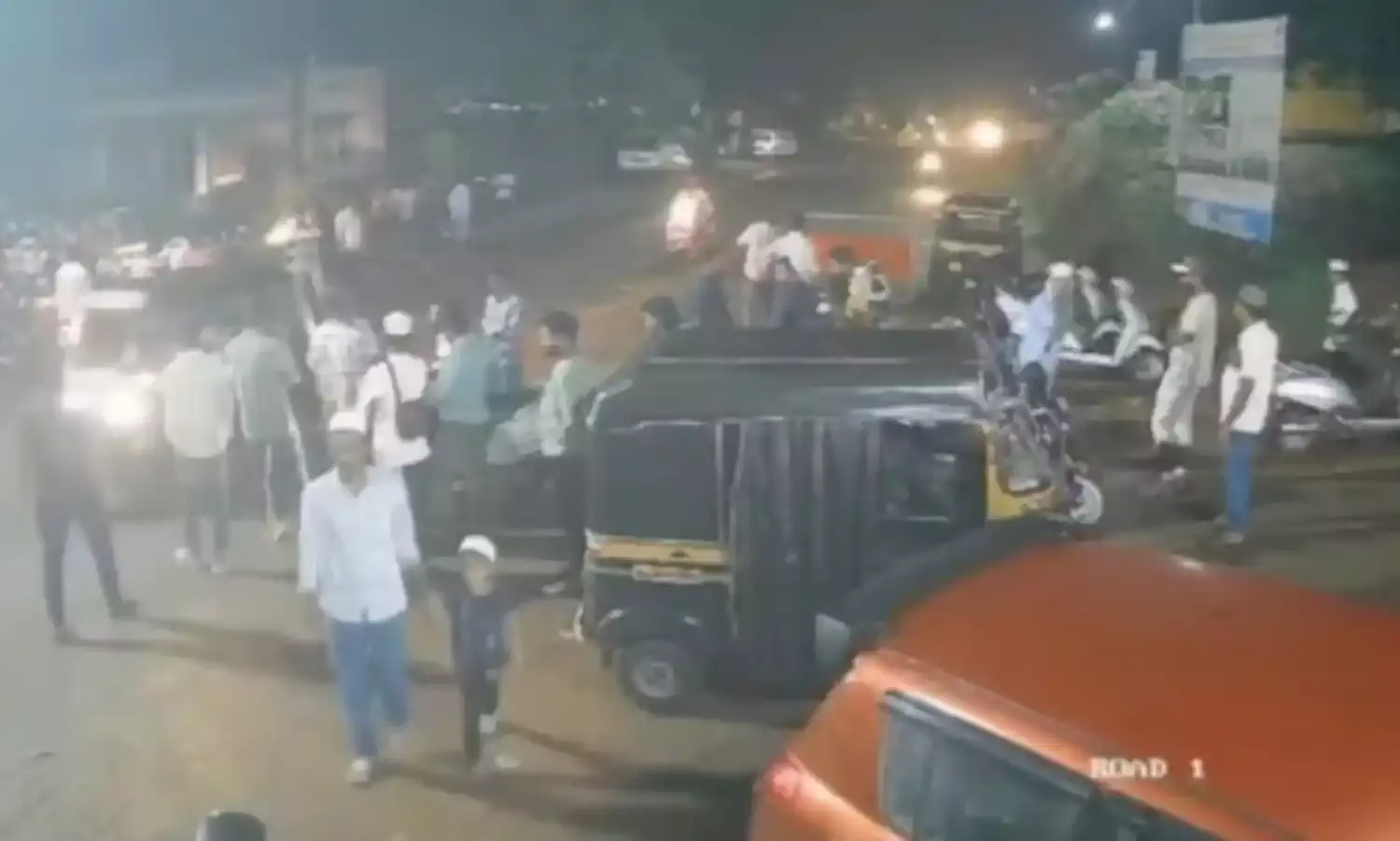 मोदी सरकार की वापसी का जश्न मनाकर लौट रहे पांच लोगों पर चाकू से हमला