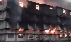 फैक्ट्री में लगी आग - फायर ब्रिगेड की कई गाड़ियां मौके पर- आग बुझाने.. फैक्ट्री में लगी आग - फायर ब्रिगेड की कई गाड़ियां मौके पर- आग बुझाने..