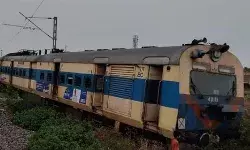 बेपटरी हुई पैसेंजर ट्रेन ट्रैक छोड़कर खेत में उतरी- मचा हड़कंप बेपटरी हुई पैसेंजर ट्रेन ट्रैक छोड़कर खेत में उतरी- मचा हड़कंप