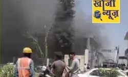 AC में हुए ब्लास्ट के बाद कार शोरूम में लगी आग- आसमान काले धुएं.... AC में हुए ब्लास्ट के बाद कार शोरूम में लगी आग- आसमान काले धुएं....