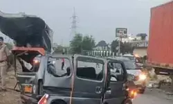 सड़क पर खड़े ट्रक में घुसी तेज रफ्तार कार- दो सगे भाइयों समेत 3 की मौत सड़क पर खड़े ट्रक में घुसी तेज रफ्तार कार- दो सगे भाइयों समेत 3 की मौत