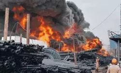 पाइप फैक्ट्री में लगी भीषण आग- 10 किलोमीटर से दिख रहा धुआं पाइप फैक्ट्री में लगी भीषण आग- 10 किलोमीटर से दिख रहा धुआं